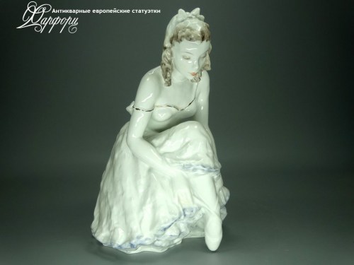 Купить фарфоровую статуэтку Rosenthal Балерина завязывающая пуанту
