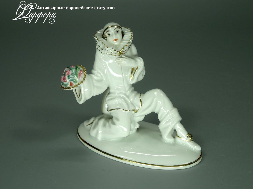 Антикварная фарфоровая статуэтка "Пьеро с букетом цветов" Rosenthal Антикварная фарфоровая статуэтка "Пьеро с букетом цветов" Rosenthal